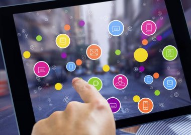 Tablet renkli simgelerle gösteren bir el