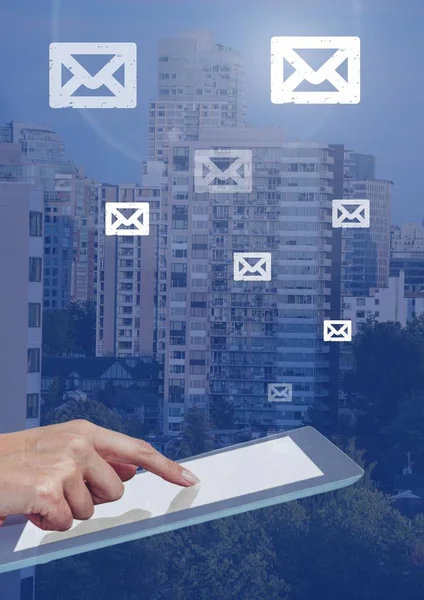 Tablet a scorrimento manuale davanti alle icone delle email — Foto Stock