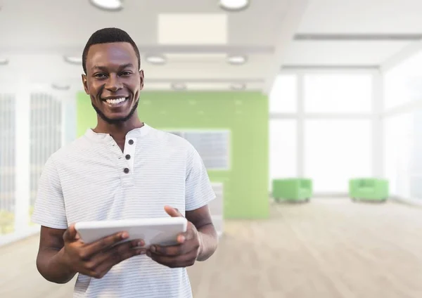 Homem feliz segurando tablet — Fotografia de Stock