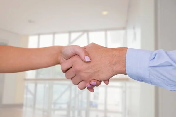 Mensen schudden elkaar de hand — Stockfoto