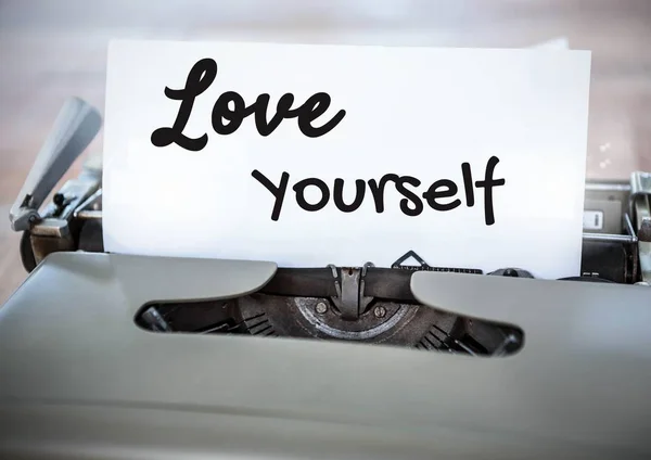 Love Yourself Text pe pagina de mașină de scris — Fotografie, imagine de stoc