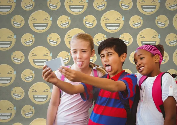 Kinderen nemen selfie op lege kamer — Stockfoto