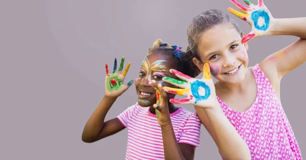 Lapset kädet maalattu — kuvapankkivalokuva