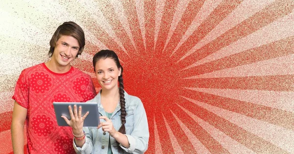Jovens estudantes felizes segurando um tablet contra fundo vermelho e branco — Fotografia de Stock