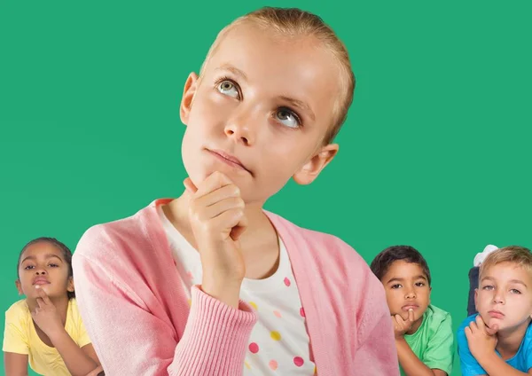 Flickan tänker framför vänner och grön vägg — Stockfoto