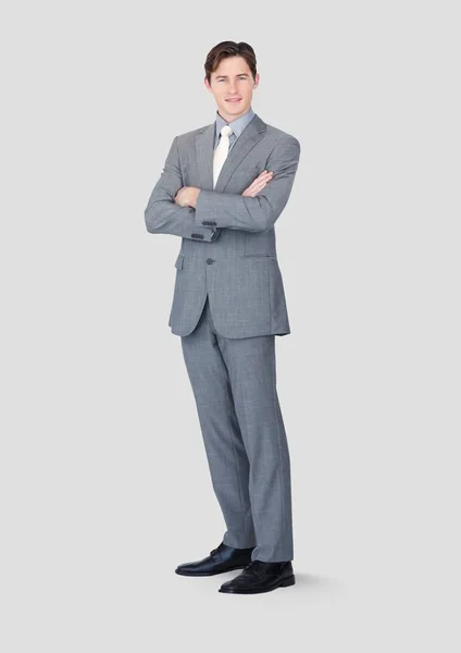 회색 배경으로 서 있는 남자 — 스톡 사진