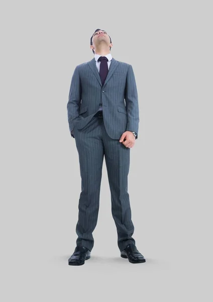 Man die met een grijze achtergrond — Stockfoto