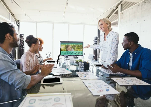 Pessoas que olham para o computador com informações de e-learning — Fotografia de Stock