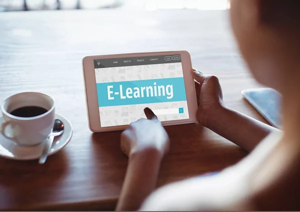 Mujer usando tableta con información de E-Learning —  Fotos de Stock