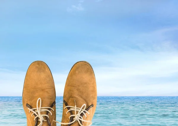 Brązowy buty przed morze — Zdjęcie stockowe