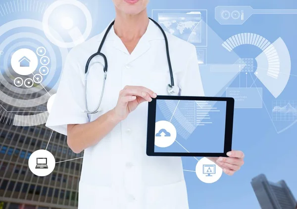 Doctor in de uniforme bedrijf tablet — Stockfoto