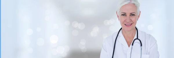 Arzt vor weißem Hintergrund — Stockfoto