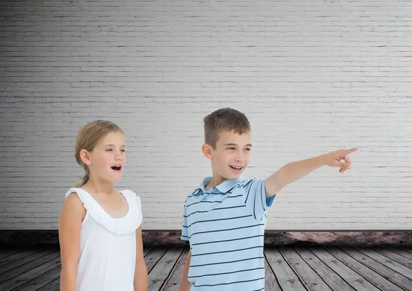 Barnen pekar med tom bakgrund — Stockfoto