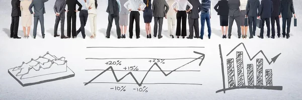 Pessoas de negócios em pé na frente de desenhos estatísticos — Fotografia de Stock