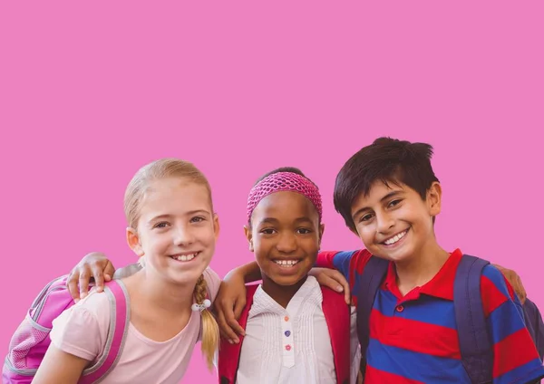 Barn vänner framför rosa vägg — Stockfoto