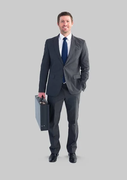 Uomo in piedi con sfondo grigio — Foto Stock