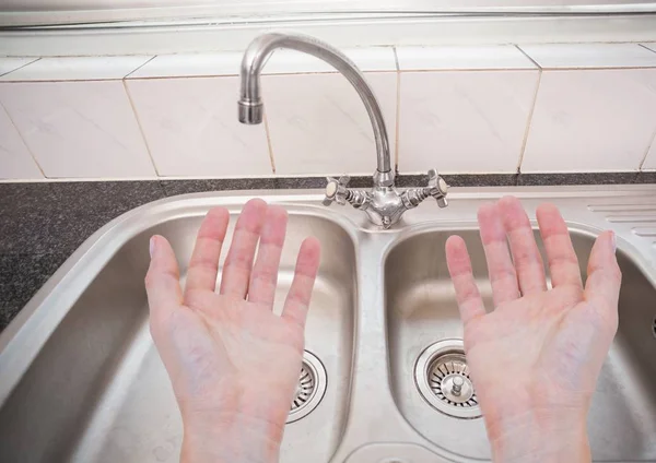 Lavarse las manos en el fregadero — Foto de Stock