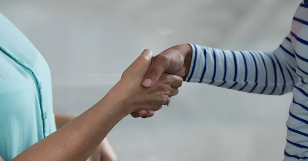 Zakelijke mensen schudden handen — Stockfoto