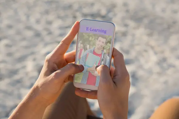 Persona usando un teléfono —  Fotos de Stock