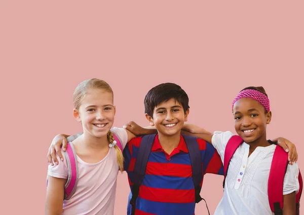 Crianças amigos juntos no quarto rosa em branco — Fotografia de Stock