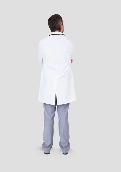 회색 배경으로 서 있는 의사 — 스톡 사진