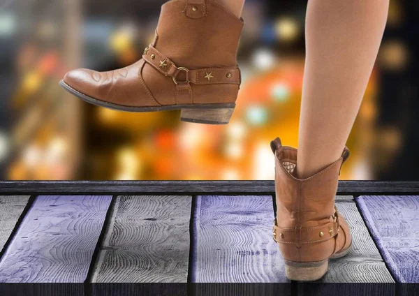 Женские ноги в ботинках для вечеринки — стоковое фото