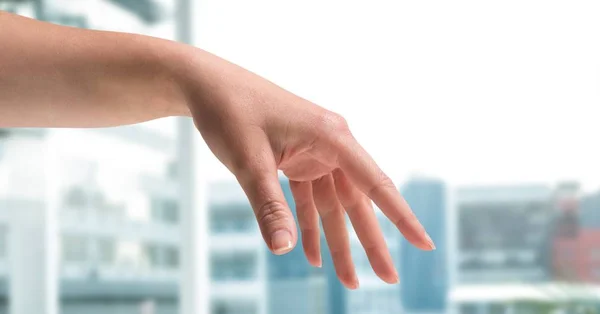 Mano femenina y ciudad — Foto de Stock