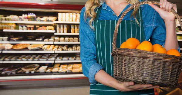 Mujer sosteniendo naranjas — Foto de Stock