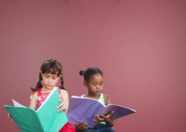 Kinderen lezen voor roze achtergrond — Stockfoto