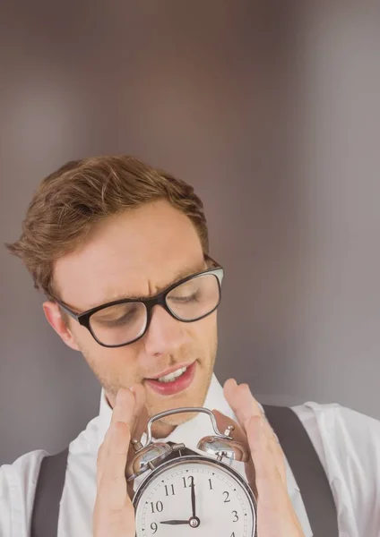 Mann hält Uhr — Stockfoto