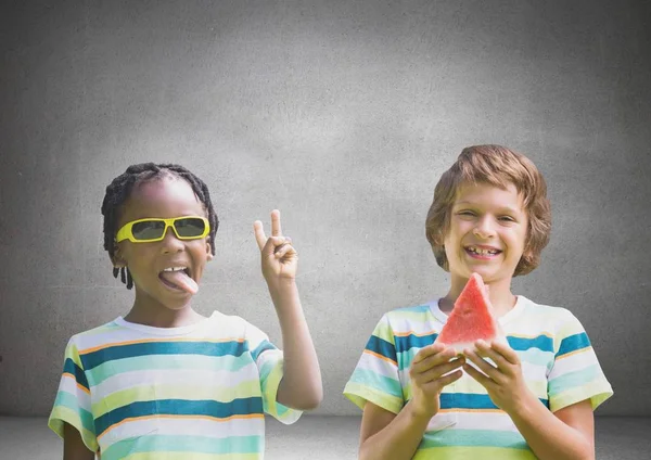 Niños con trozo de sandía y gafas de sol — Foto de Stock