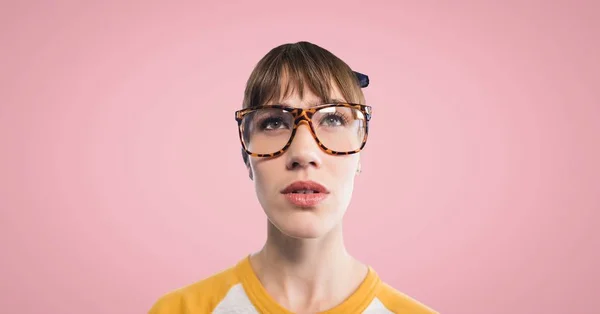 Frau in Brille mit Vorderbein — Stockfoto