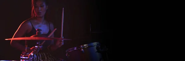 ドラムを演奏する女性 — ストック写真