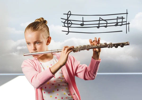 Menina tocando flauta na frente das nuvens — Fotografia de Stock