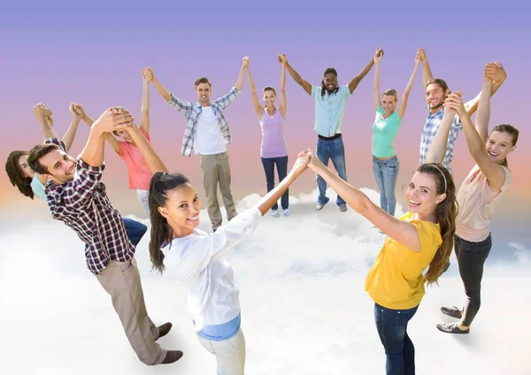 Kreis von Menschen, die Händchen halten — Stockfoto