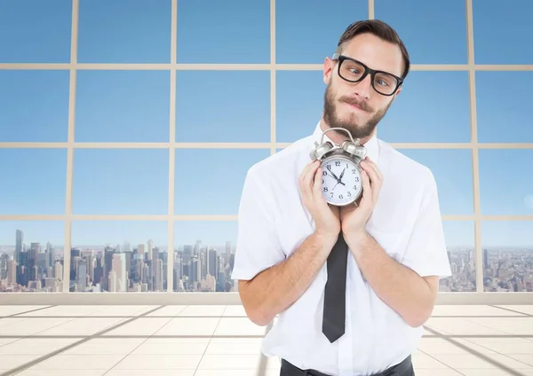 Hombre sosteniendo reloj —  Fotos de Stock