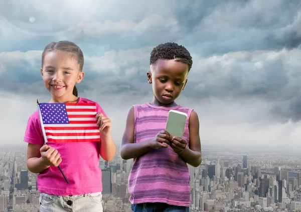 Дети держат американский флаг и телефон — стоковое фото