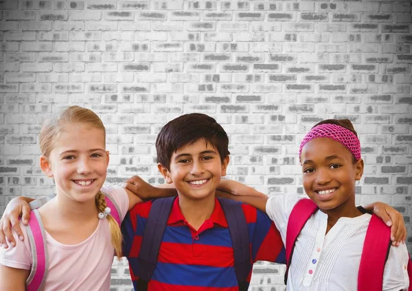Παιδιά τους φίλους μαζί μπροστά από τον τοίχο από τούβλα — Φωτογραφία Αρχείου