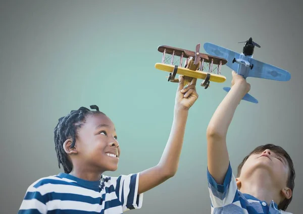 Дети играют с игрушечными самолетами — стоковое фото
