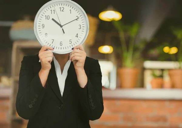 Mujer sosteniendo el reloj en frente de la cafetería — Foto de Stock