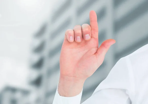 Hand som pekar uppåt framför byggnader — Stockfoto