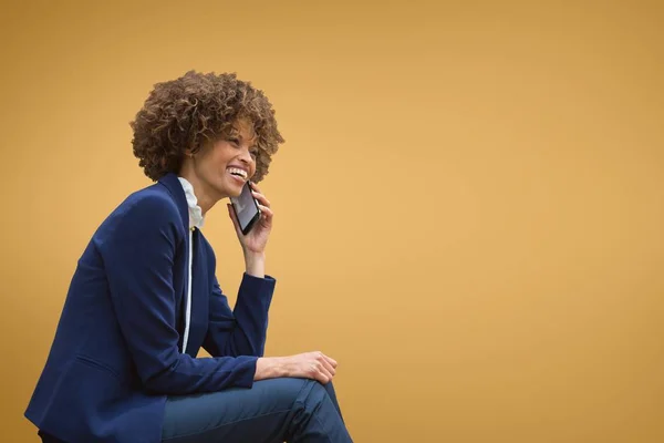 Femme heureuse parlant au téléphone — Photo