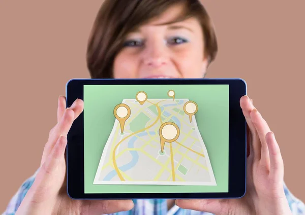 地図と女性持株タブレット — ストック写真