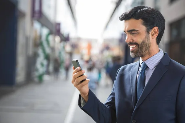 Happy obchodní muž pomocí telefonu — Stock fotografie
