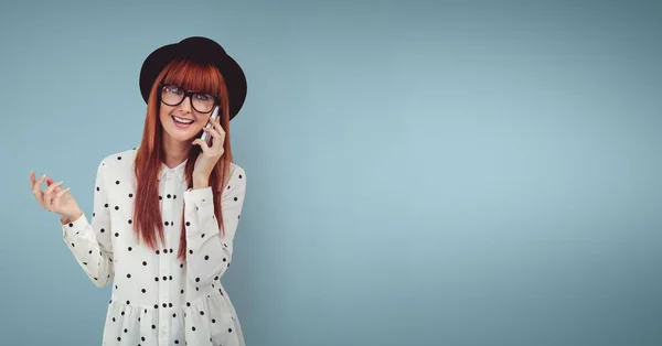 Sorrindo mulher falando no telefone — Fotografia de Stock