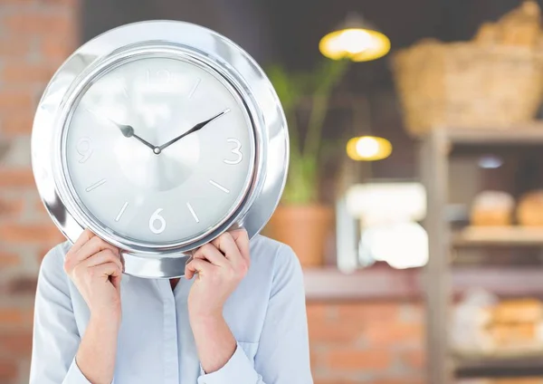 Frau hält Uhr — Stockfoto