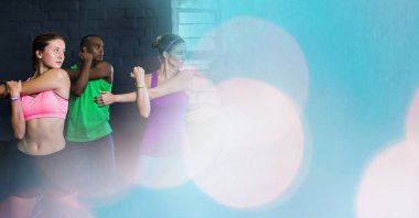 İnsanlar spor salonunda germe 