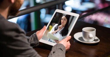 İşadamı kadın ile video konferans sahip