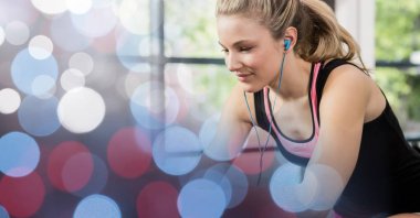 spor salonunda müzik dinlerken egzersiz kadın