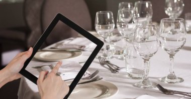 Tablet Pc ile pub bar çekim eller